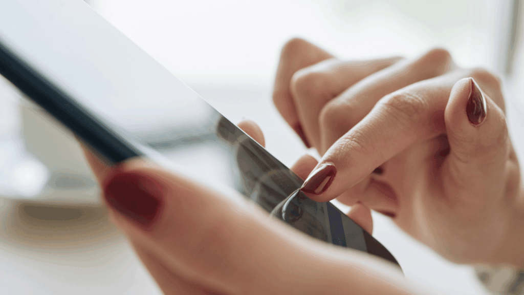 スマホを操作してる人の手